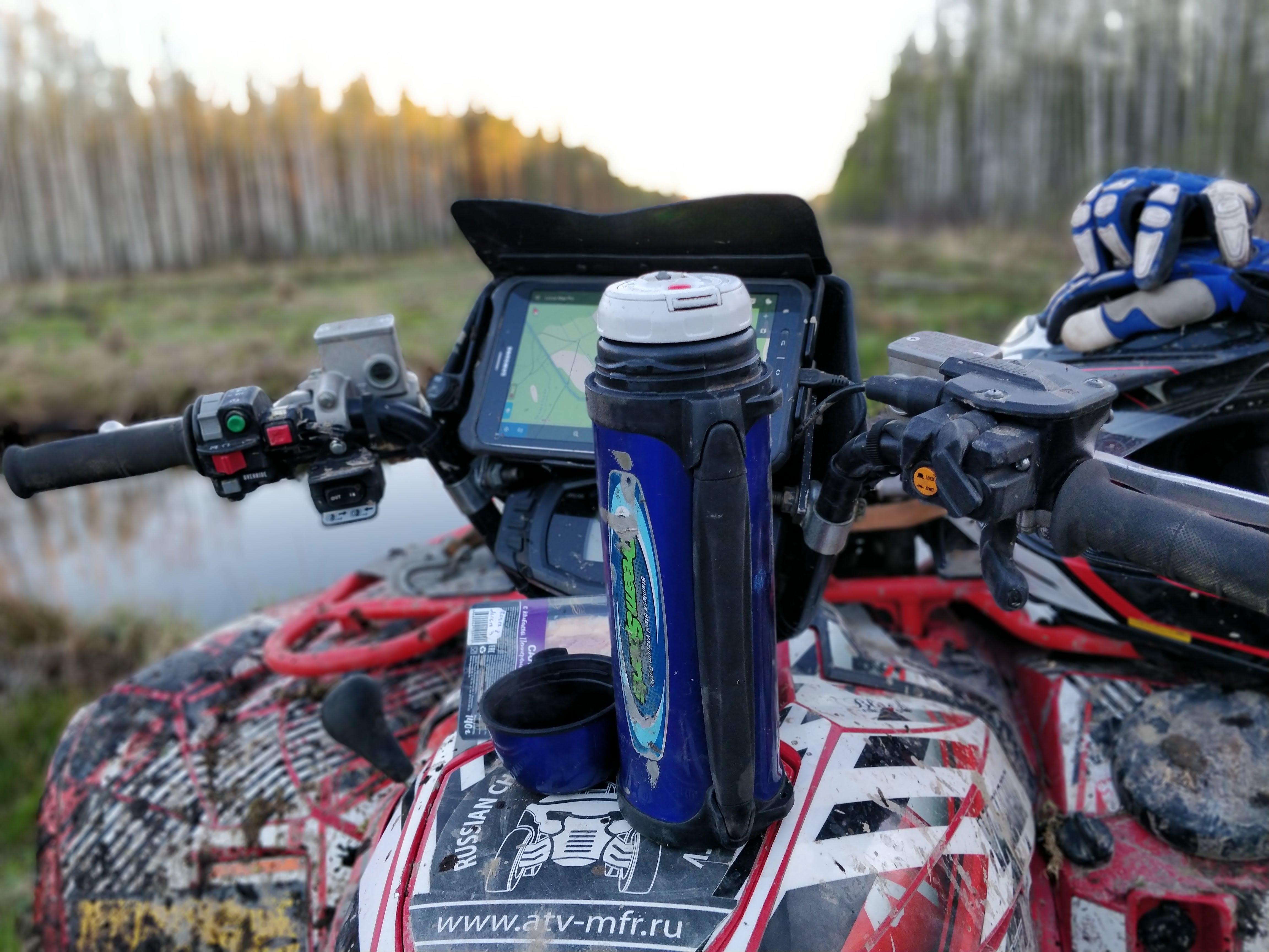 Квадроцикл с Trophy Navigator на руле в лесу